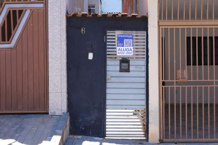 Casa para alugar com 40m², 1 quarto e sem vagaPlaca instalada no portão do imóvel - Código FPOT-877