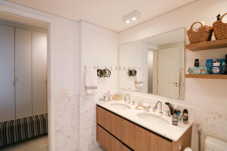 Apartamento à venda com 219m², 3 quartos e 3 vagasBanheiro da Suíte 3
