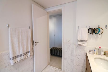 Apartamento à venda com 219m², 3 quartos e 3 vagasBanheiro da Suíte 3