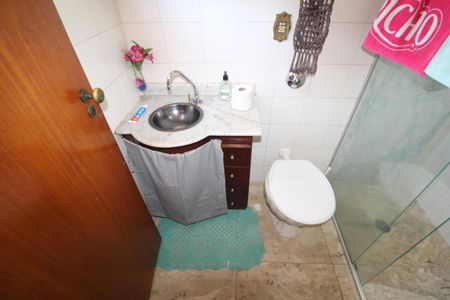 Casa à venda com 250m², 5 quartos e 4 vagasBanheiro 2