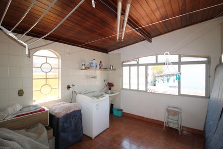 Casa à venda com 250m², 5 quartos e 4 vagasÁrea de Serviço 2