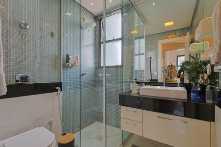 Apartamento à venda com 358m², 4 quartos e 4 vagasBanheiro da Suíte 1