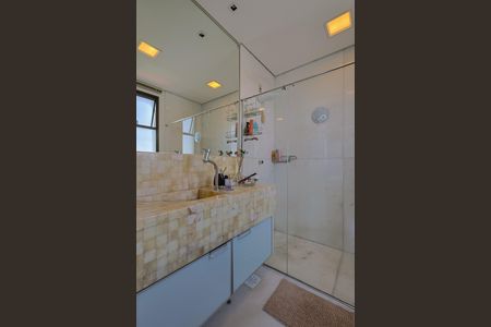 Apartamento à venda com 358m², 4 quartos e 4 vagasBanheiro da Suíte 2