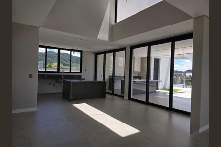 Casa de condomínio à venda com 328m², 4 quartos e 4 vagas