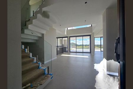 Casa de condomínio à venda com 328m², 4 quartos e 4 vagas