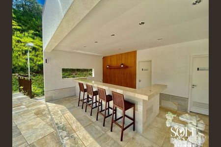 Casa de condomínio à venda com 328m², 4 quartos e 4 vagas