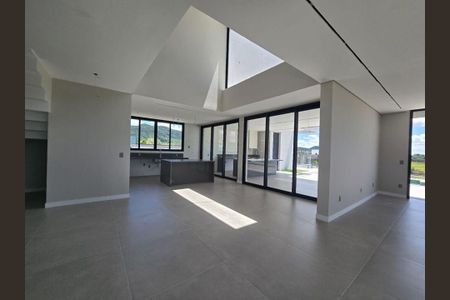 Casa de condomínio à venda com 328m², 4 quartos e 4 vagas