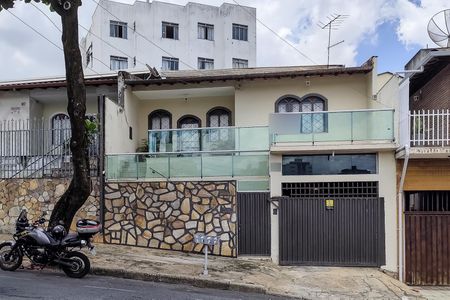 Casa à venda com 231m², 3 quartos e 3 vagasFachada