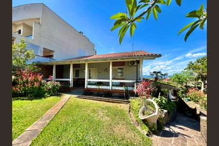 Casa para alugar com 218m², 3 quartos e 2 vagas Casa para alugar com 218m², 3 quartos e 2 vagasFachada