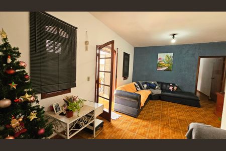 Casa à venda com 100m², 2 quartos e 8 vagas