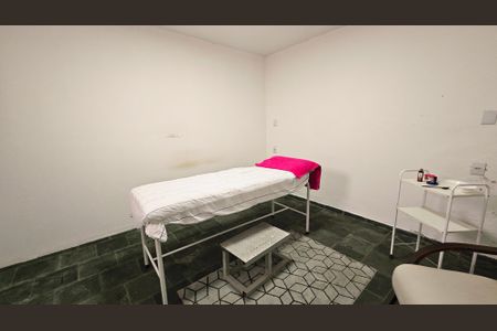 Casa à venda com 100m², 2 quartos e 8 vagas