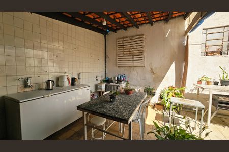 Casa à venda com 100m², 2 quartos e 8 vagas