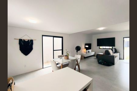 Casa de condomínio à venda com 128m², 3 quartos e 2 vagasSala