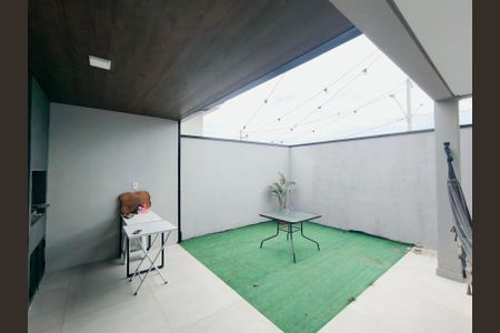 Casa de condomínio à venda com 128m², 3 quartos e 2 vagasQuintal