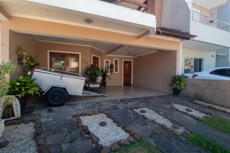 Casa à venda com 135m², 3 quartos e 2 vagas Casa à venda com 135m², 3 quartos e 2 vagasFachada