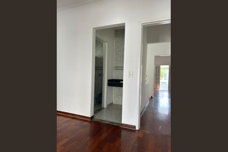 Casa de condomínio para alugar com 320m², 5 quartos e 5 vagas Casa de condomínio para alugar com 320m², 5 quartos e 5 vagasBanheiro