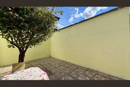 Casa à venda com 330m², 3 quartos e 3 vagas Casa à venda com 330m², 3 quartos e 3 vagasQuintal