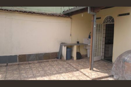 Casa à venda com 330m², 3 quartos e 3 vagas Casa à venda com 330m², 3 quartos e 3 vagasQuintal