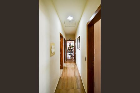 Casa à venda com 223m², 3 quartos e 2 vagasCorredor