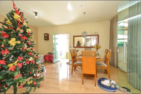 Casa à venda com 223m², 3 quartos e 2 vagasSala Ambientes