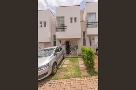 Casa de condomínio à venda com 80m², 2 quartos e 2 vagas Casa de condomínio à venda com 80m², 2 quartos e 2 vagasFachada