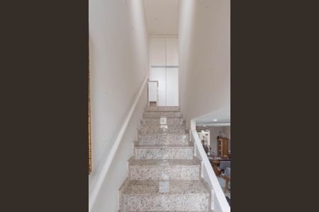 Casa de condomínio à venda com 80m², 2 quartos e 2 vagas Casa de condomínio à venda com 80m², 2 quartos e 2 vagasEscada