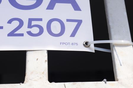 Casa para alugar com 60m², 1 quarto e sem vagaPlaca instalada no portão do imóvel - Código da placa FPOT-875