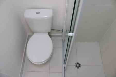 Banheiro de apartamento para alugar com 2 quartos, 34m² em Parque Industrial Tomas Edson, São Paulo