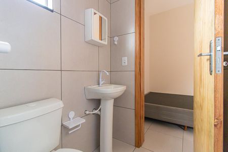 Banheiro de kitnet/studio para alugar com 1 quarto, 16m² em Sítio Cercado, Curitiba