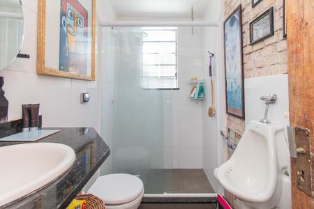 Banheiro de apartamento à venda com 1 quarto, 54m² em Azenha, Porto Alegre