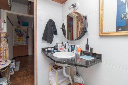 Banheiro de apartamento à venda com 1 quarto, 54m² em Azenha, Porto Alegre