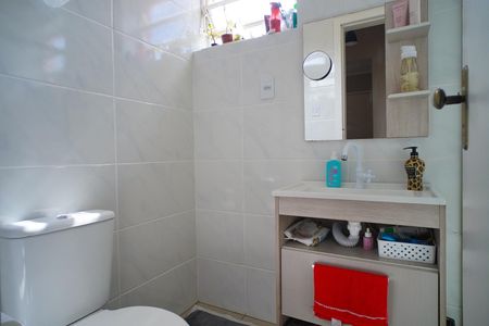 Banheiro de apartamento à venda com 2 quartos, 56m² em Jardim Itu, Porto Alegre