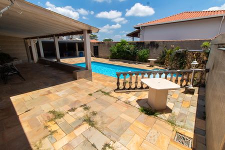 Casa à venda com 910m², 4 quartos e 7 vagas Casa à venda com 910m², 4 quartos e 7 vagasÁREA EXTERNA LATERAL