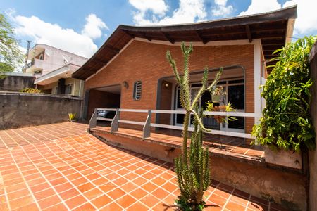 Casa à venda com 910m², 4 quartos e 7 vagas Casa à venda com 910m², 4 quartos e 7 vagasÁREA EXTERNA FRENTE FACHADA DA CASA