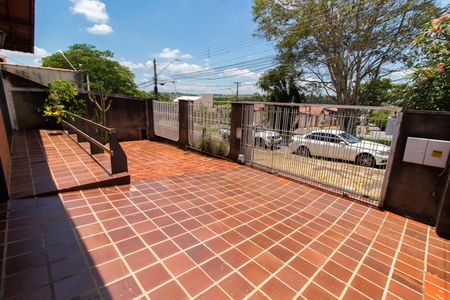 Casa à venda com 910m², 4 quartos e 7 vagas Casa à venda com 910m², 4 quartos e 7 vagasÁREA EXTERNA FRENTE