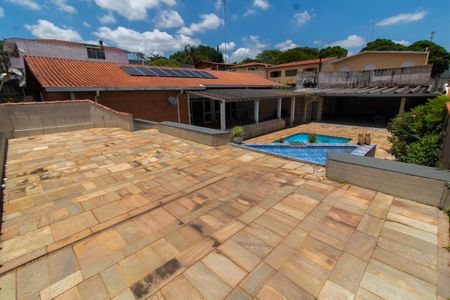 Casa à venda com 910m², 4 quartos e 7 vagas Casa à venda com 910m², 4 quartos e 7 vagasÁREA EXTERNA LATERAL