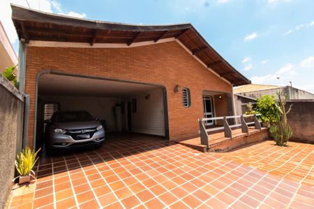 Casa à venda com 910m², 4 quartos e 7 vagas Casa à venda com 910m², 4 quartos e 7 vagasÁREA EXTERNA FRENTE