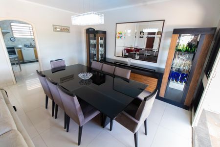 Casa à venda com 910m², 4 quartos e 7 vagas Casa à venda com 910m², 4 quartos e 7 vagasSALA DE JANTAR