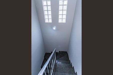 Casa para alugar com 180m², 2 quartos e 2 vagas Casa para alugar com 180m², 2 quartos e 2 vagasEscada