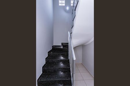 Casa para alugar com 180m², 2 quartos e 2 vagas Casa para alugar com 180m², 2 quartos e 2 vagasEscada