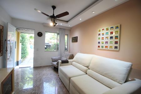 Sala de casa de condomínio para alugar com 3 quartos, 120m² em Taquara, Rio de Janeiro