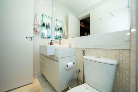 Apartamento à venda com 220m², 4 quartos e 3 vagasBANHEIRO2