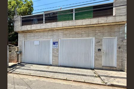 Casa à venda com 283m², 4 quartos e 4 vagas Casa à venda com 283m², 4 quartos e 4 vagasFachada