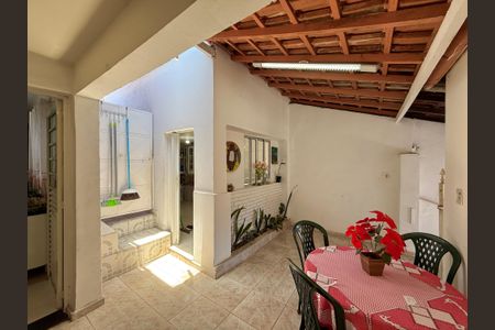 Casa à venda com 283m², 4 quartos e 4 vagas Casa à venda com 283m², 4 quartos e 4 vagasTerraço