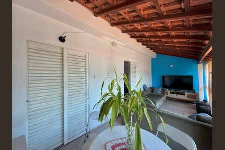 Casa à venda com 283m², 4 quartos e 4 vagas Casa à venda com 283m², 4 quartos e 4 vagasSala/Sacada