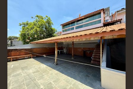 Casa à venda com 283m², 4 quartos e 4 vagas Casa à venda com 283m², 4 quartos e 4 vagasTerraço