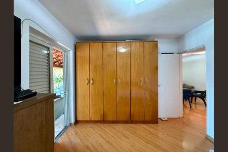 Casa à venda com 283m², 4 quartos e 4 vagas Casa à venda com 283m², 4 quartos e 4 vagasQuarto 1