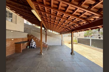 Casa à venda com 283m², 4 quartos e 4 vagas Casa à venda com 283m², 4 quartos e 4 vagasTerraço