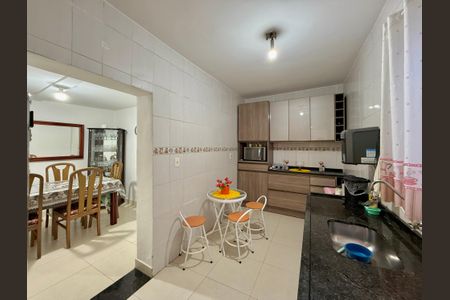 Casa à venda com 283m², 4 quartos e 4 vagas Casa à venda com 283m², 4 quartos e 4 vagasCozinha