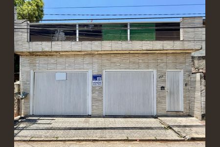 Casa à venda com 283m², 4 quartos e 4 vagas Casa à venda com 283m², 4 quartos e 4 vagasFachada